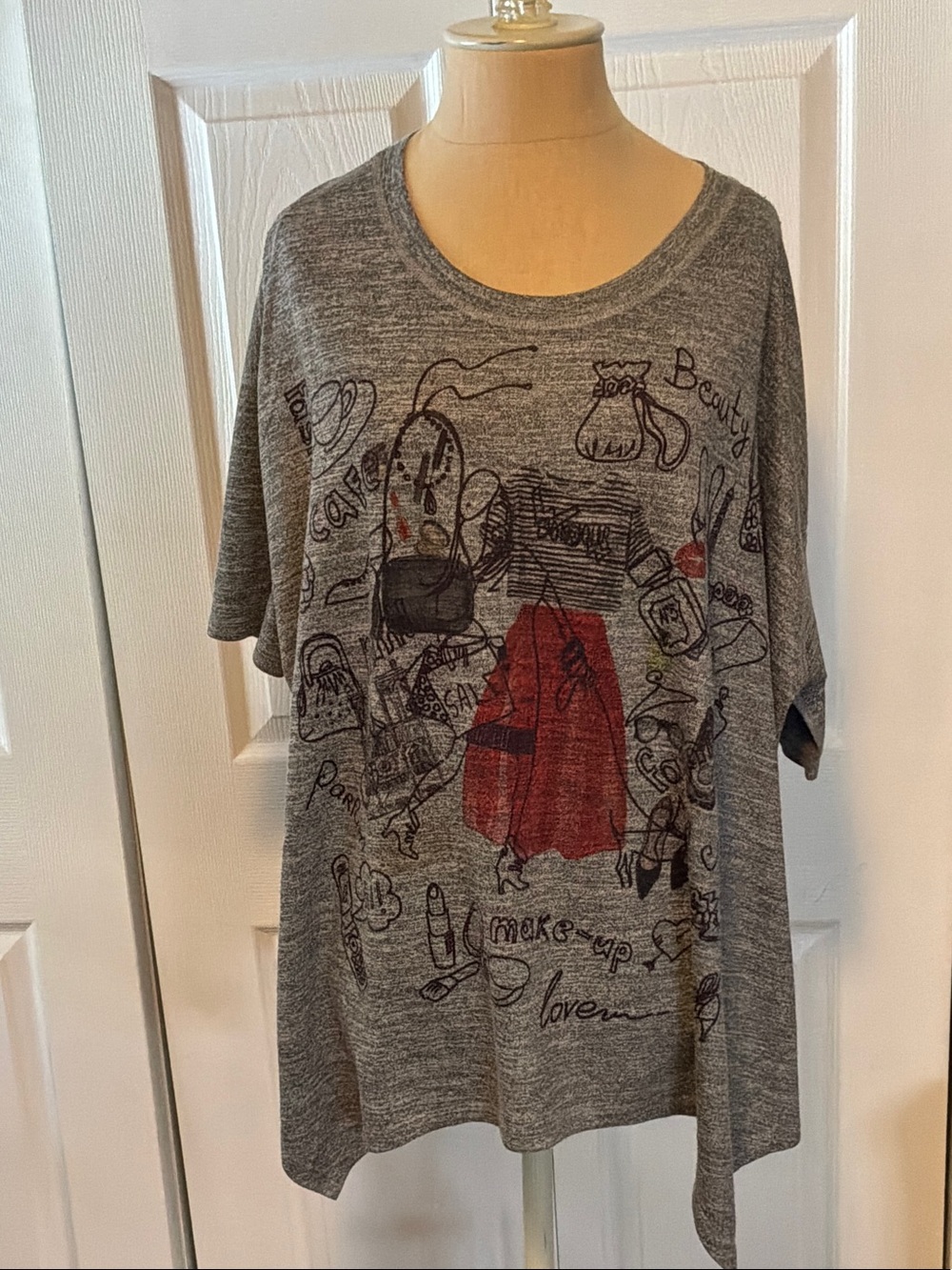 Inoah Casual Gray Graphic Tunic with Red Accent